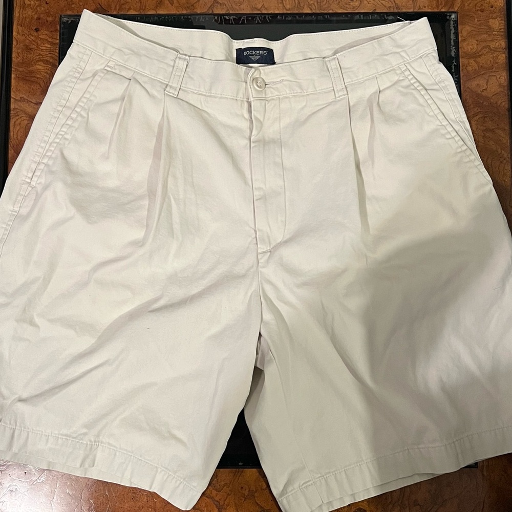 Dockers Men's Cream Shorts